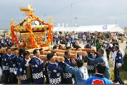 寄贈神輿を担ぐ地元の方々