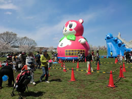 親子連れで賑わう公園