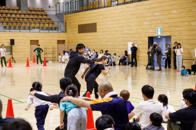 江里口さんと北風さんによる走る姿勢の実演