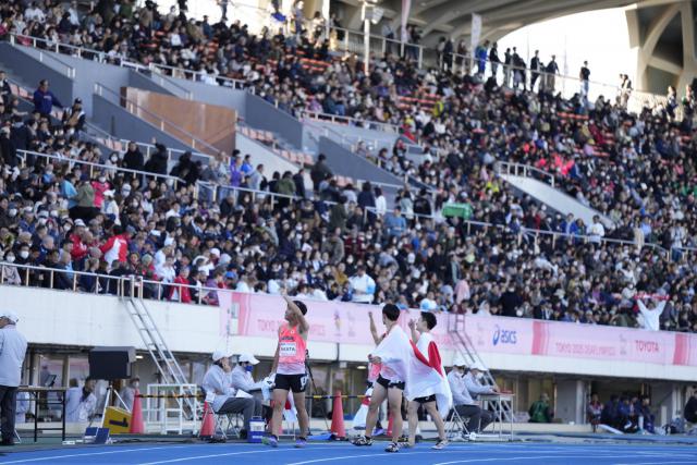 声援にこたえる日本代表の4人