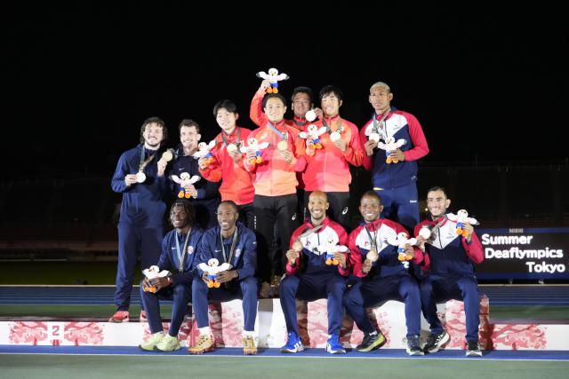 表彰台に集まる日本代表、アメリカ代表、コロンビア代表